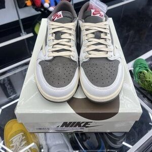 Nike Low-Top Sneakers in Cream and Brown